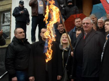 В Белград горят знамената на ЕС и НАТО, Шешел няма да се върне доброволно в Хага