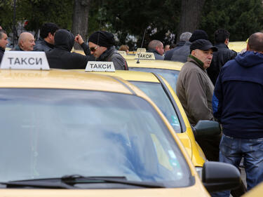 Таксита блокират "Орлов мост"