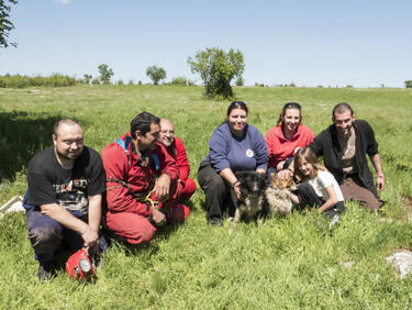 Първо в iNews: Пещерняци спасиха кучета от "Кучешката дупка" край Карлуково

