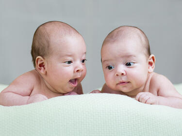 Какво не трябва да казвате на родители с близнаци