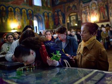 Опашки от вярващи пред църквите в София