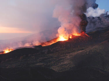 Вулканът Етна се събуди, започна да бълва лава и пепел