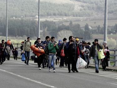 Бежанците от Идомени тръгнаха към България! Армията е на границата (обновена)