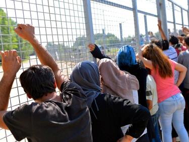 Развързаха ръцете на нелегалната миграция! Съдът на ЕС забрани да арестуваме чужденците