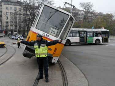 Поредна катастрофа между трамвай и автобус в София тази нощ