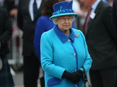 Елизабет II отлетя за Лондон, за да приеме оставката на Камерън