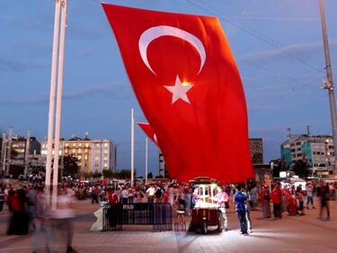 Чистката в Турция продължава, уволниха стотици полицаи и чиновници