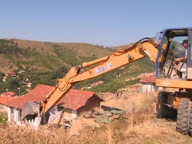 Продължава събарянето на незаконни ромски къщи в Стара Загора