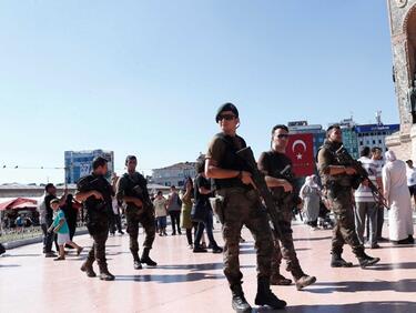 Освободиха близо 760 турски военни, задържани по-рано като метежници
