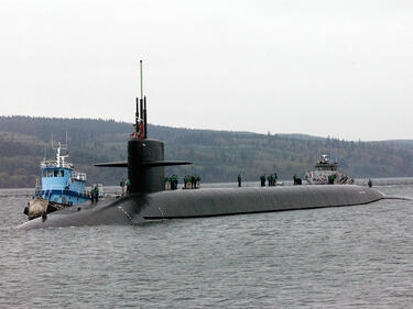 Американска атомна подводница блъсна кораб