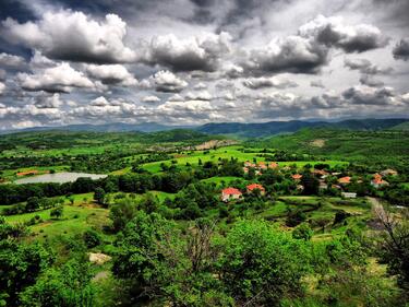Слънчева неделя в Западна България, облаци на изток