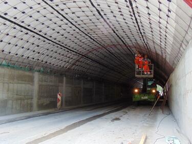 Двама пътни работници пострадаха в тунел край Бачково