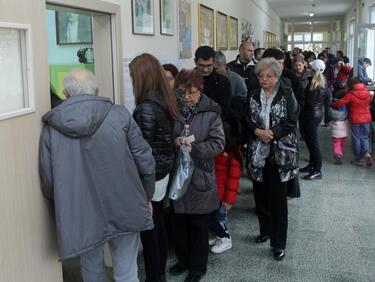 ЦИК: Към 19:00 ч. 45% от българите гласуваха за президент, почти 40% - в референдума (ОБНОВЕНА)