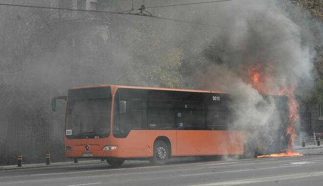 Автобус на градския транспорт се запали в движение (СНИМКИ)