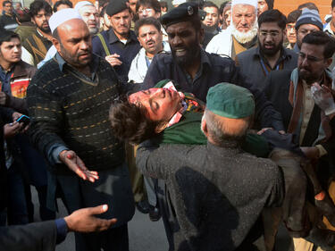 Жесток атентат в джамия в Пакистан (ОБНОВЕНА)