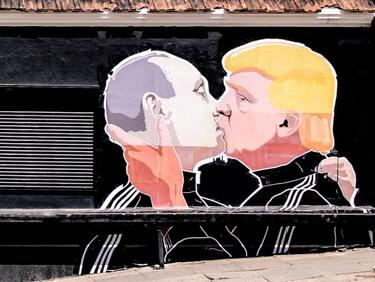 Резултат с изображение за Тръмп и Путин прегръдка снимки