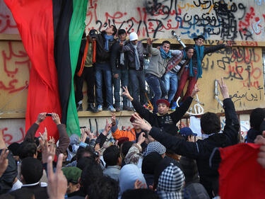 Западът увеличава помощите за либийските бунтовници