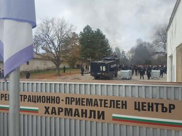 Бежанците в Харманли пощуряха! Подпалиха мигрантския лагер (ОБНОВЕНА/СНИМКИ)