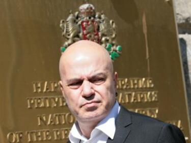 Трифонов крещя по журналистите преди срещата си с Цацаров
