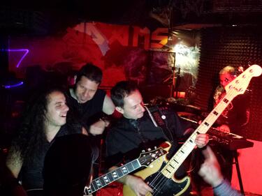 Krossfire представиха новия си албум с разтърсващ концерт в София (СНИМКИ)