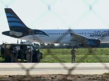 Привърженици на Кадафи отвлякоха пътнически самолет в Малта (ДОПЪЛНЕНА)
