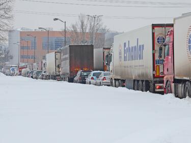 Адски трафик от днес, ограничават тировете