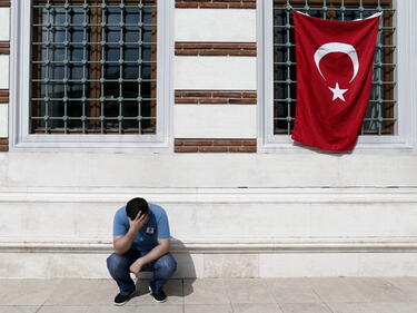 Чистката в Турция продължава, нови 6000 останаха на улицата