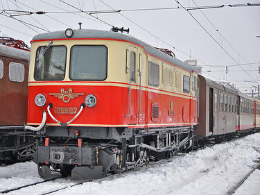 Влак дерейлира заради многото сняг
