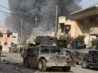 „Ислямска държава“ отстъпва територии от Мосул, взривява сгради