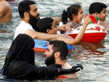 Съдът в Страсбург: Плуването в училище задължително за мюсюлманките