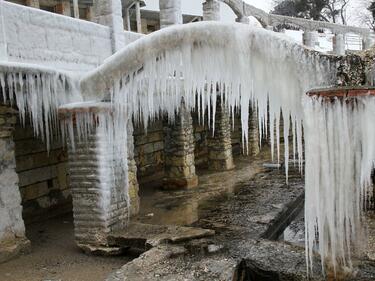 България скована от студ и мраз