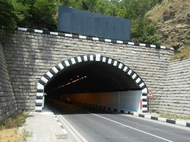Удар при тунел Железница обърка движението