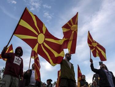 Безсънна нощ в Скопие, стотици хиляди скочиха срещу албанския език