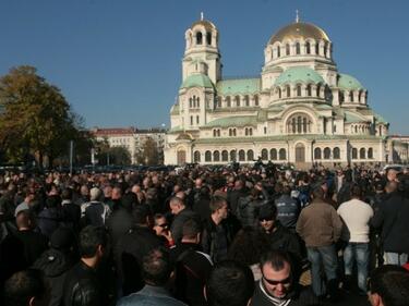 Опасност! Българите се разочароват от демокрацията, харесват авторитарни лидери