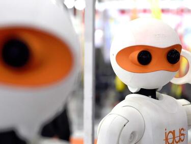 Китайски роботи ще оперират хора и ще гледат възрастни