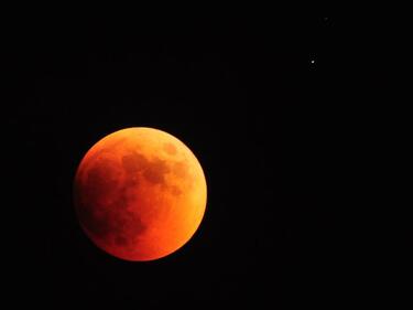 Кървавочервено лунно затъмнение в Азия и Австралия 
