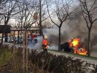 Четири коли изгоряха край НДК (СНИМКИ)