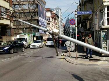 Електрически стълб се сгромоляса на „Раковска“ в София (СНИМКИ)