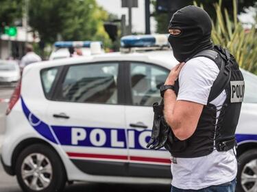 Френската полиция хвана двама, снабдили с оръжие нападателя от „Орли“