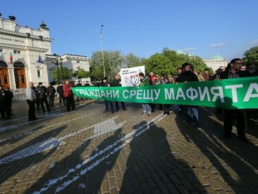 Икономиката расте, но демокрацията се разпада