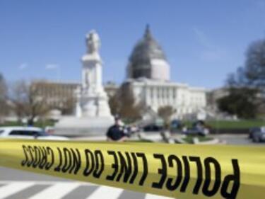 Кола се опита да прегази полицаи до Конгреса във Вашингтон