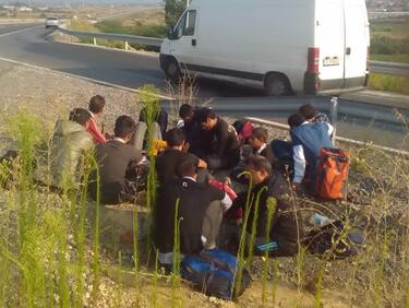 Камион с чакъл за оградата на границата превозва мигранти