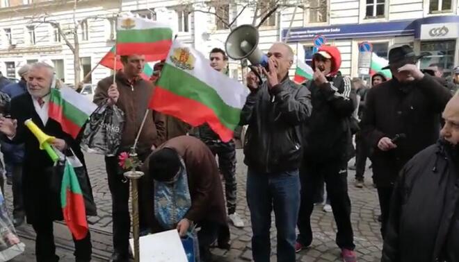 Будни граждани блокираха бул. "Дондуков" пред сградата на КЕВР (ВИДЕО/СНИМКИ)