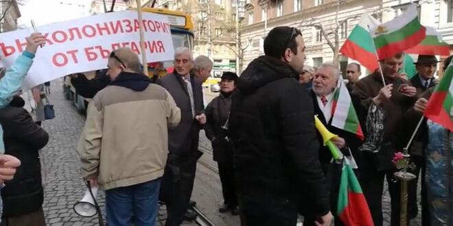 Будни граждани блокираха бул. "Дондуков" пред сградата на КЕВР (ВИДЕО/СНИМКИ)
