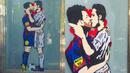 Уличен художник се изгаври с Меси и Роналдо