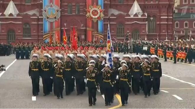 Без авиация премина Парадът на победата в Москва (СНИМКИ)
