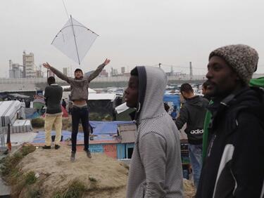 Разрушават бежански лагер в Париж