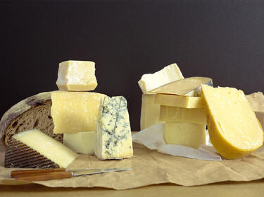 Нови изследвания: Яжте сирене на корем!