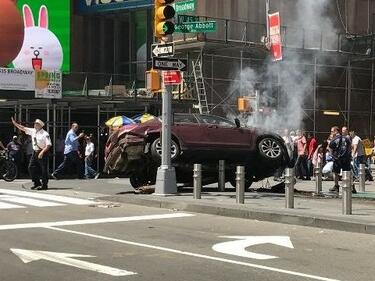 Атака в Ню Йорк! Кола се вряза в пешеходци на "Тайм Скуеър" (НА ЖИВО/ВИДЕО)