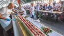 Сладкиш-рекордьор! Най-дългата ягодова торта в света (СНИМКA/ВИДЕО)
